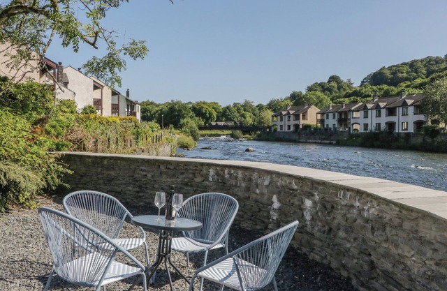 OLD POST OFFICE COTTAGE, pet friendly, with a garden in Newby Bridge