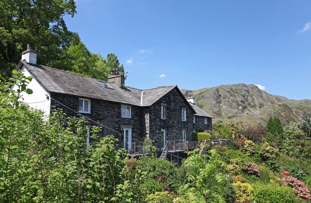 Old Quarry Cottage - elevated village location - lake views