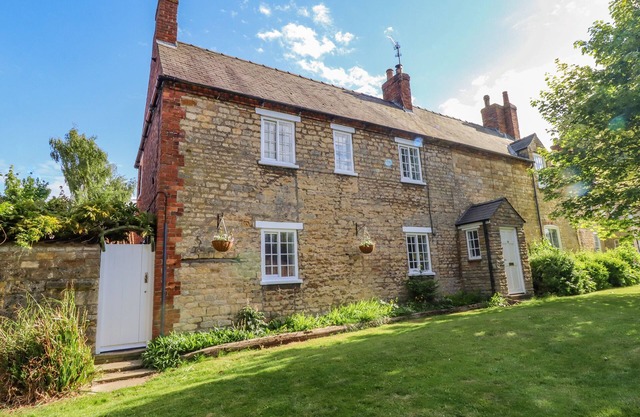 OLD RECTORY COTTAGE, pet friendly, with open fire in Washingborough