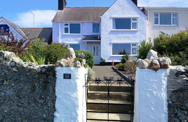 OLD SCHOOL HOUSE, family friendly, with open fire in Cemaes Bay