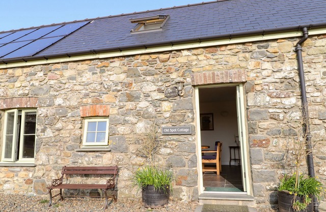 OLD SPOT COTTAGE, family friendly, with open fire in Goodwick