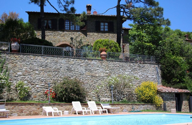 Old stone farmhouse perfect for 6 people. Set on a hill in a panoramic position overlooking vineyard
