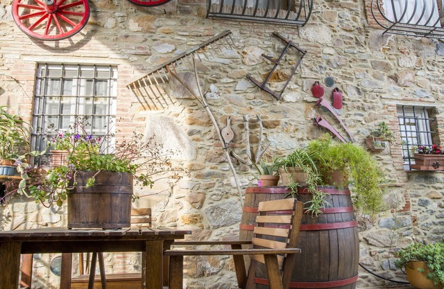 Old stone farmhouse near Lucca, Tuscany.