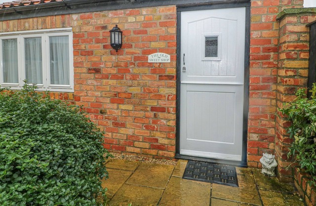 OLD SWEET SHOP, pet friendly, with a garden in Saltfleetby