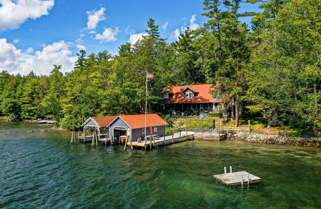 Old Time Winnipesaukee Lodge