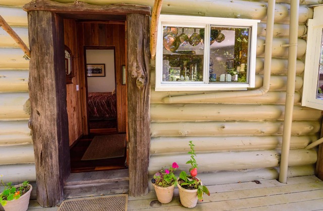 Old-timey comfortable log cabin overlooks Buckhorn Cove