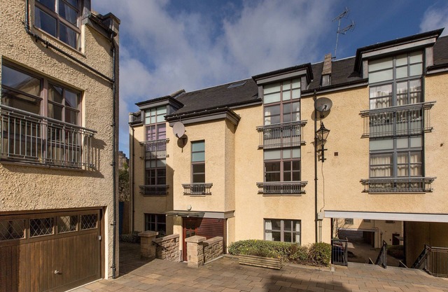 Old Tolbooth Wynd [393] Cosy 2 bedroom apartment with secure private parking just off the Royal Mile