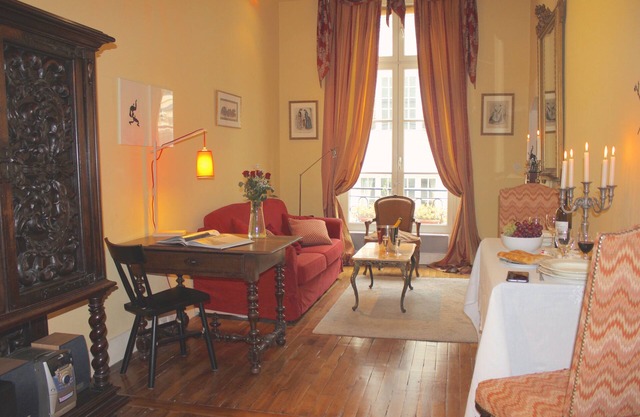 OLD TOWN CENTER IN PARIS, ELEGANT, QUIET WITH ELEVATOR AND A/C