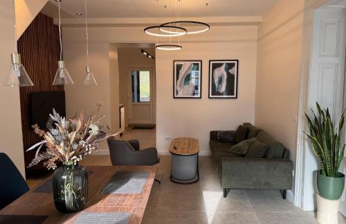 Old Town Escape - Central Apartment with Garden