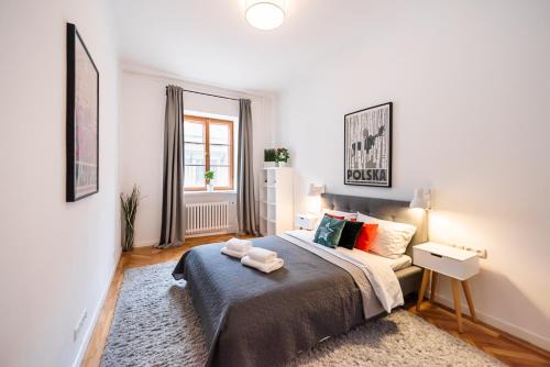 Old Town Market Place Apartment by BookingHost