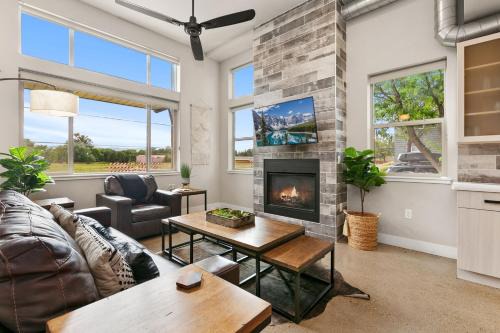 Old Town Modern New Build - Rooftop Spa with Mtn Views!