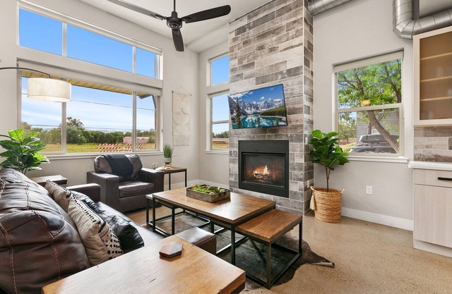 Old Town Modern New Build: Rftp Spa W/Mtn Views!