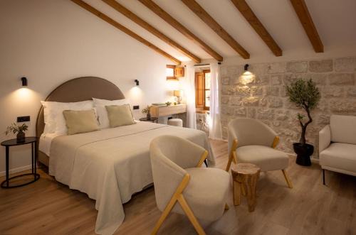 Old Town Olive luxury room for 3