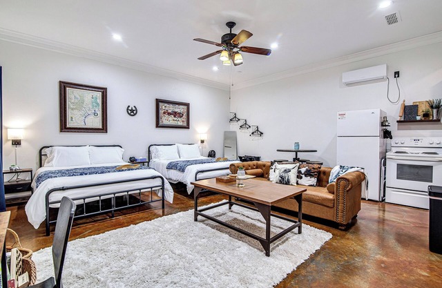 Old Town Rodeo Studio. Free parking. Walk to entertainment and restaurants.