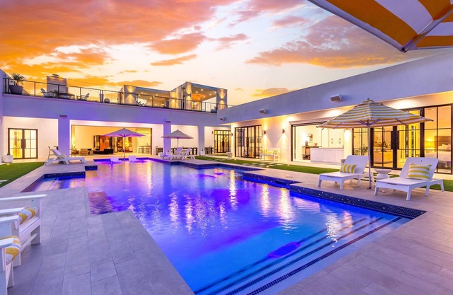 Old Town Scottsdale Luxury Villa - Heated Pool, Spa, Rooftop Deck, Sauna, Speakeasy