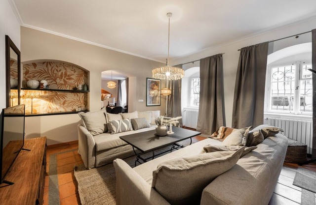Old Town Stylish 3 BDR Apartment Next to Charles Bridge