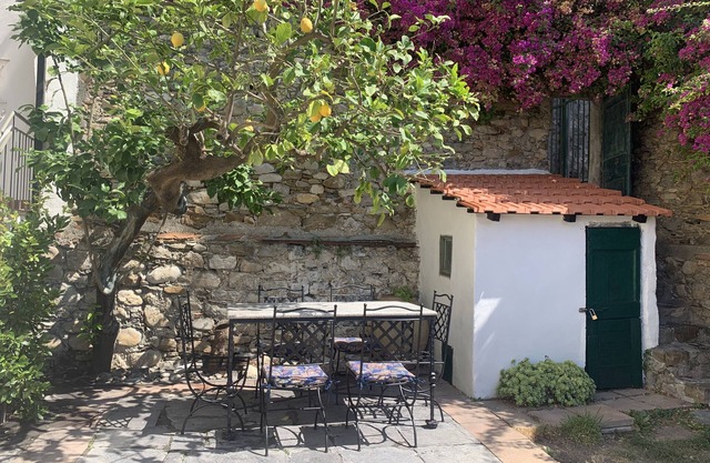 Old Virginia house, charm with garden and sea