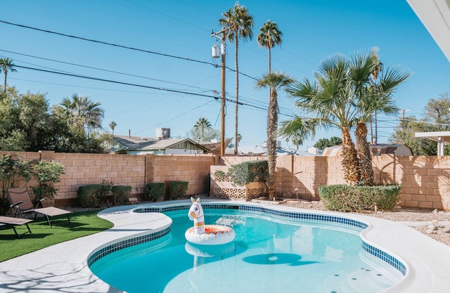 Old West BnB: *NEW* - Heated Pool! 5 Minutes from Old Town!