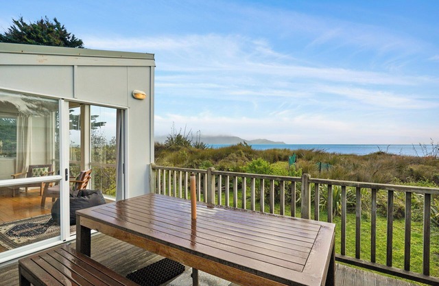 Olde Beach Pearl - Waikanae Beach Holiday Home