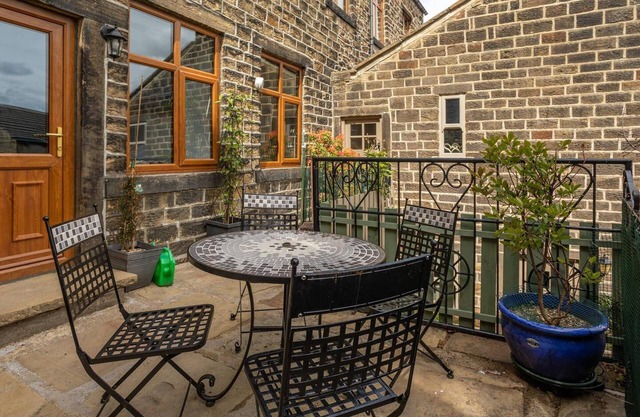 Oldmill-2bed-sleeps6-hottub-privategarden