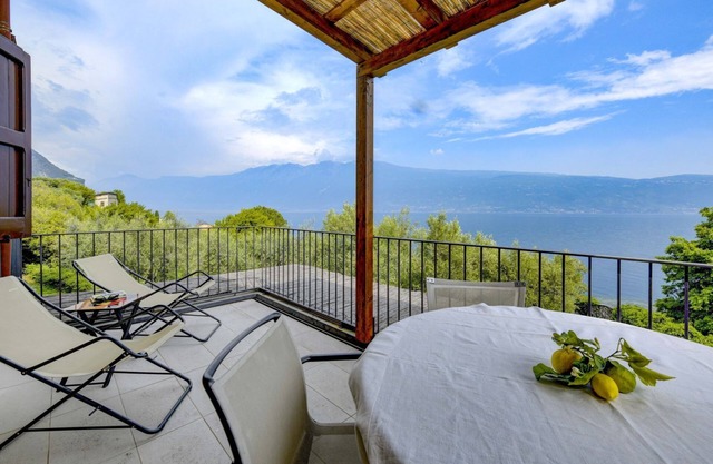 "oleandro" Apartment Directly on the Lake