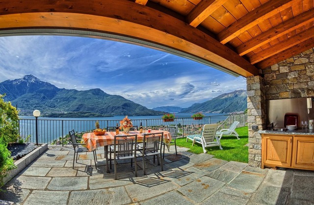 Olive Garden Holiday Apartment with Lake View