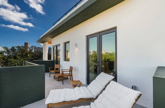 Olive Penthouse | 2 Bd/2Ba | Private Deck, Garden