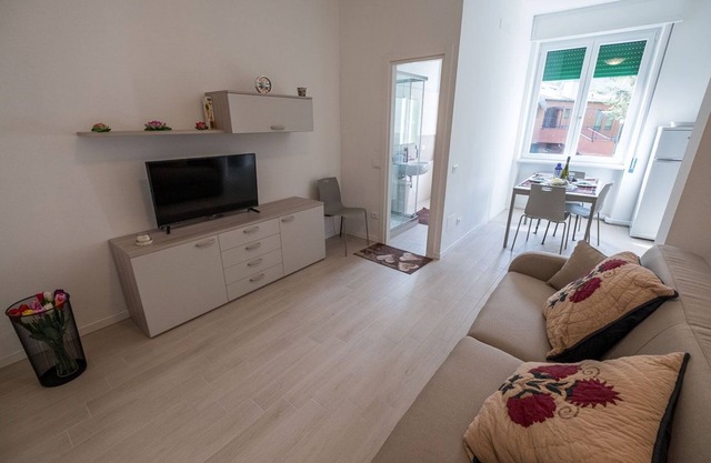 Olivia's Flat - One Bedroom Apartment, Sleeps 4