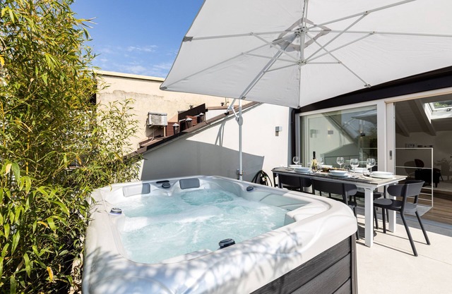 *Olivo Villa*with private terrace & Jacuzzi+3Beds!