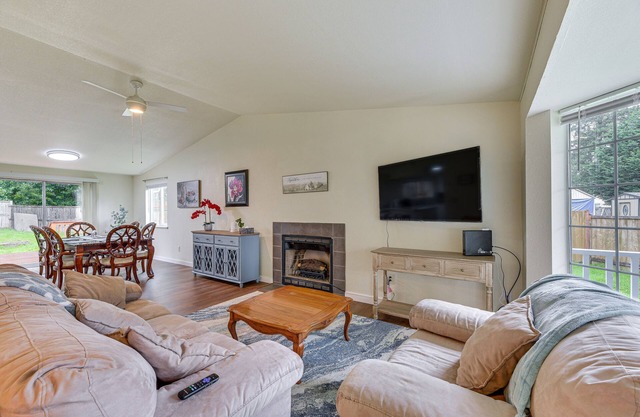 Olympia Home w/Deck ~ 7 Mi to Amtrak Train!