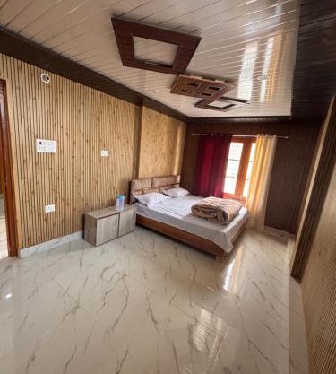 Omji - Sant Manas Bhushan Ashram Yamunotri, 200m from Helipad