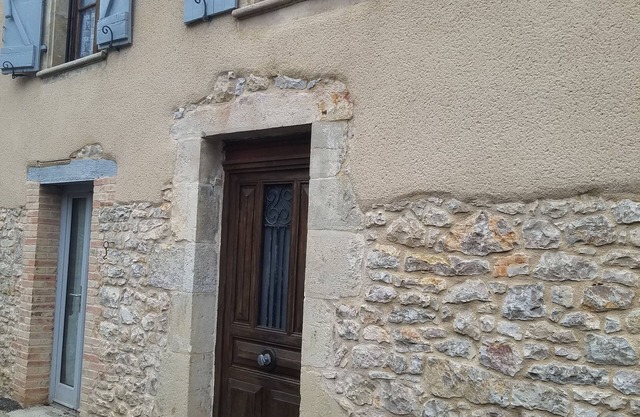 On 1st floor, fully-equipped studio, bedroom, separate shower room for 2 people