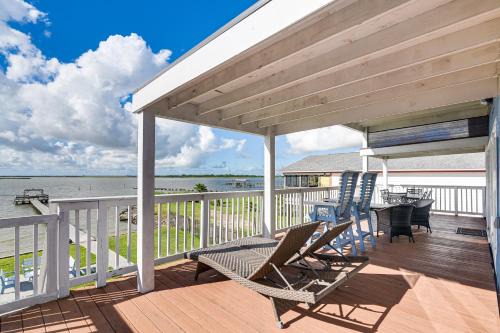 On Galveston Bay Spacious Home with Pier and Grills!