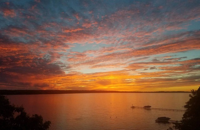ON LAKE: Private Beach, Central Air, Kayaks, Sunsets,Boat Dock & Clean Swimming!