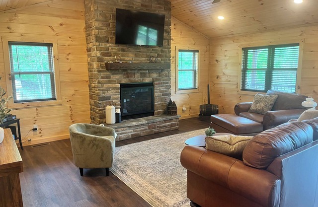 On Point Cabin - CozynModern Hunting & Fishing Retreat by Piedmont Lake, Ohio