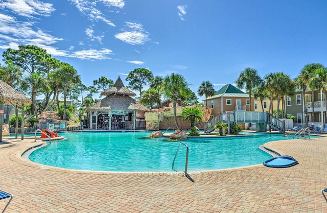 On-Site Beach Bar: Sunny Perdido Key Cottage!