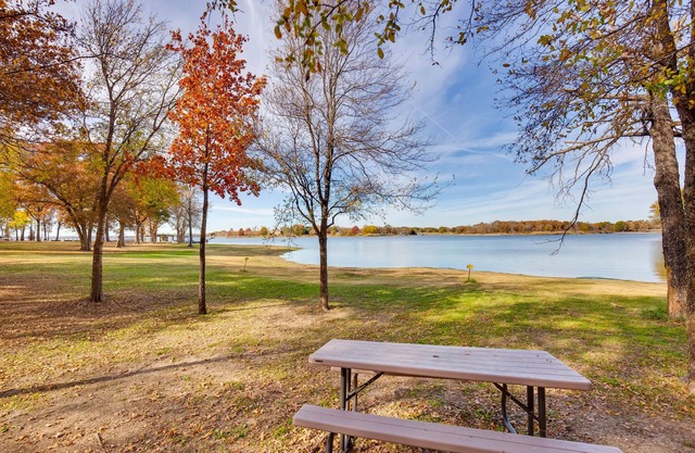 On-Site Fishing Pier: Pet-Friendly Kerens Cabin!