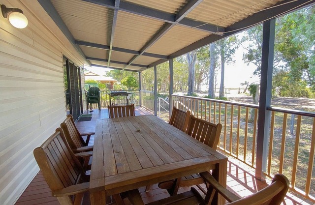 On The Bank - Burrum Heads- Riverfront- 3BR- Aircon