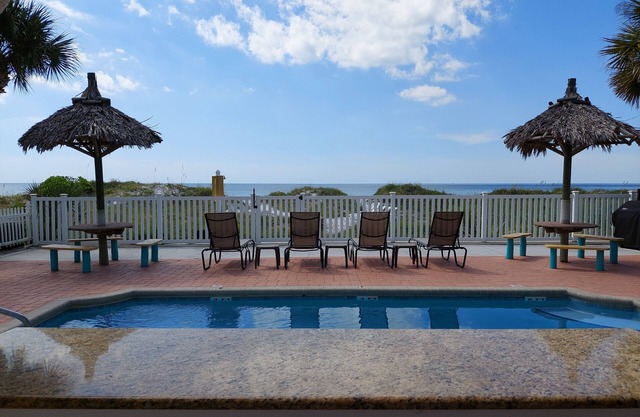 ON THE BEACH COZY CONDO, OCEAN VIEWS, STEPS FROM THE WATER, AT THE HEART OF IRB