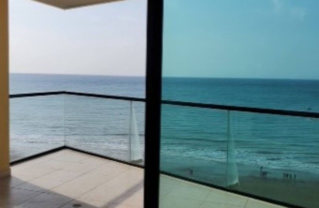 On the Beach! - walk to the mall and restaurants! Great for remote workers