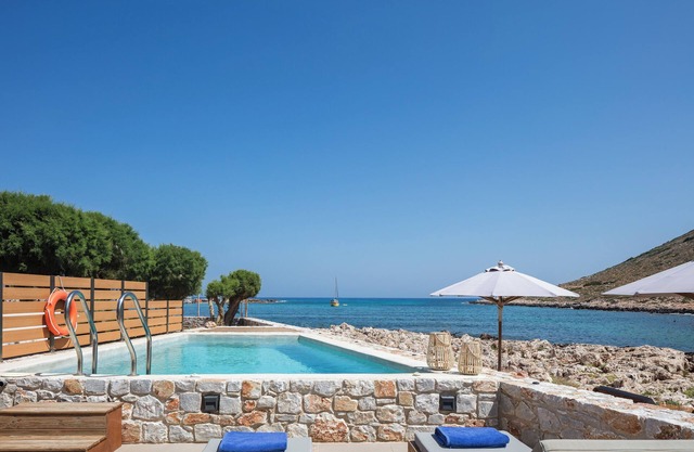 On the beach, walking distance to restaurants & amenities
