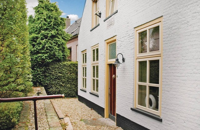 On the border of Gelderland and North Brabant, surrounded by the Maas and the Waal lies the old vill