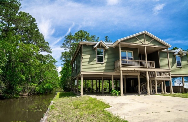On The Canal | Pet Friendly | Riverfront | Hook, Wine & Sinker