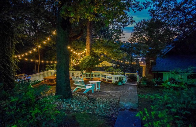 On the Rocks Cottage. Lakefront, Dog-Friendly. Sleeps 16. Bunkhouse. Free Wifi