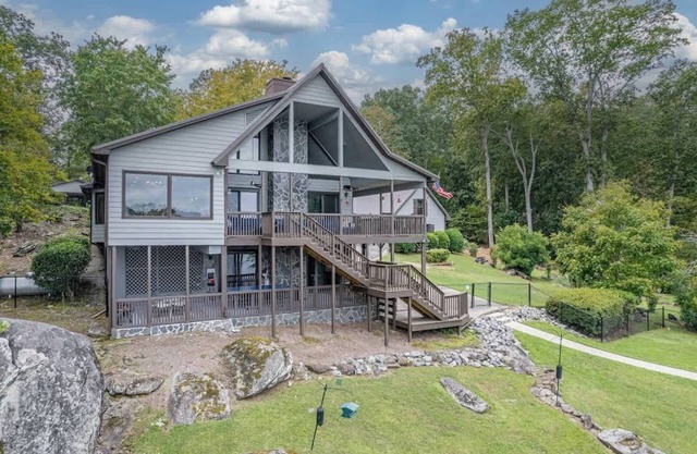 On The Rocks-Sleeps 17, 2 Master Suites, + More!