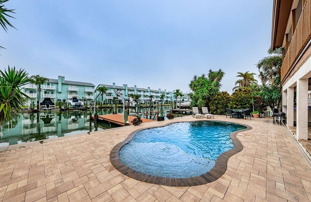 On The Rocks/Waterfront/Pool/Foosball/Mins 2 Beach