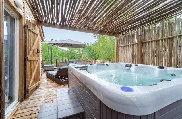 On the shore of two lakes welcomes you this practical wooden chalet with a large terrace.