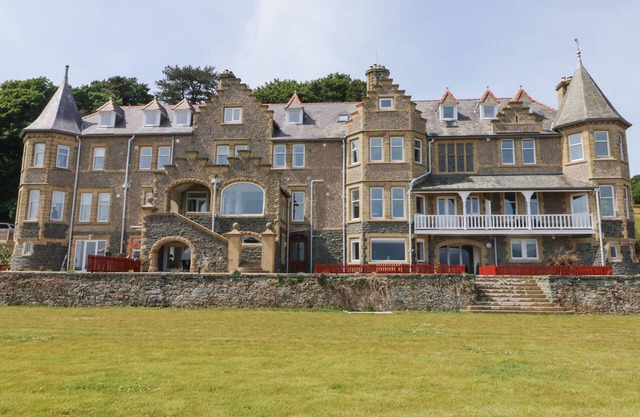 ON THE STRAITS, family friendly, with a garden in Menai Bridge