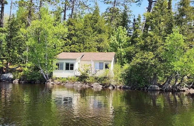 On the waters edge of Lake Cecebe Tranquility above Muskoka at Rockwynn Cottages