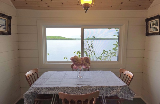 On the waters edge of Lake Cecebe Tranquility above Muskoka at Rockwynn Cottages